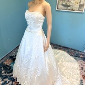 Jasmine satin ivory weddingg dress size 2 to 4